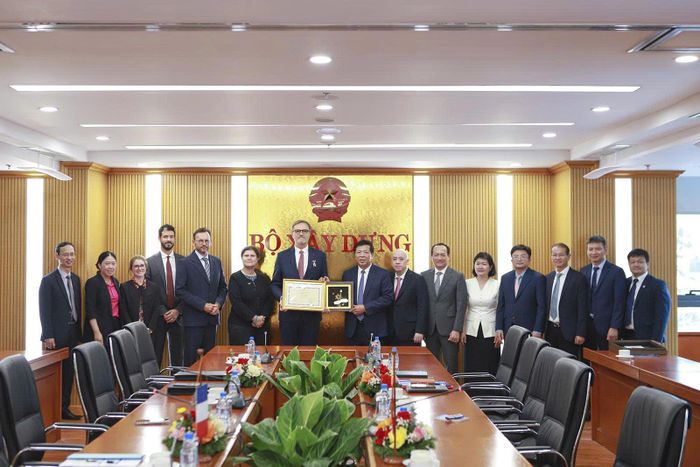 Các đại biểu chúc mừng Đại sứ Olivier Brochet.