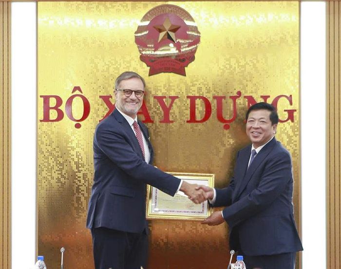 Bộ trưởng Trần Hồng Minh trao tặng Đại sứ Pháp Olivier Brochet Kỷ niệm chương "Vì sự nghiệp xây dựng".