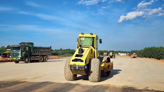 Đoạn từ cầu vượt QL1 đến điểm đấu nối vào đường Trì Bình Dung Quất, nhà thầu đã hoàn thành thi công lớp cấp phối đá đăm, chuẩn bị cao điểm thảm bê tông nhựa.