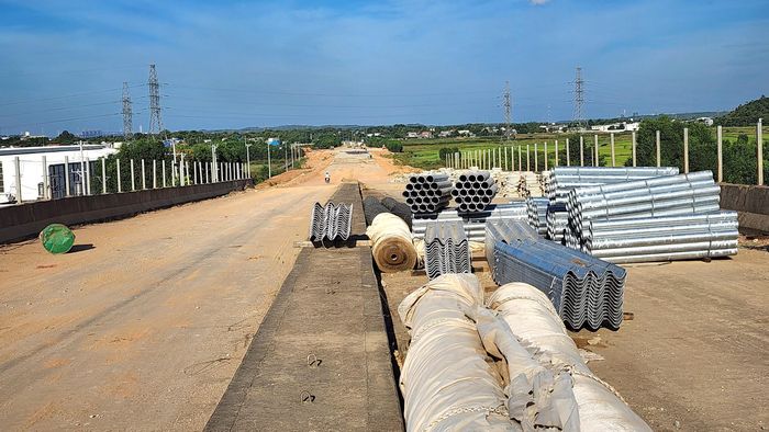 Nhà thầu huy động tối đa vật tư, vật liệu tập kết sẵn sàng tại công trường để thi công với quyết tâm hoàn thành dự án ngay trong tháng 9 này.