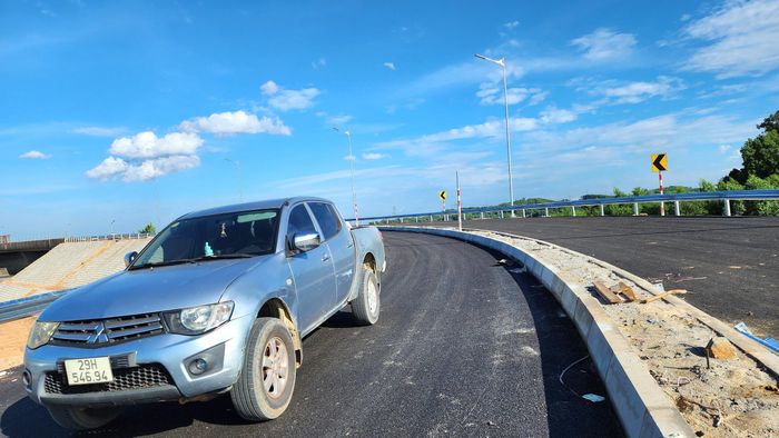 Theo báo cáo của Ban quản lý dự án đường cao tốc Đà Nẵng - Quảng Ngãi, dự án nút giao Trì Bình - Dung Quất có chiều dài 1,7km, tổng mức đầu tư khoảng 100 tỷ đồng. Đến nay, tiến độ dự án đạt khoảng 90% sản lượng xây lắp.