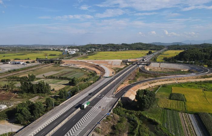 Tuyến nhánh nối cao tốc Đà Nẵng - Quảng Ngãi với KKT Dung Quất được xem là trục xương sống vận chuyển hàng hóa của khu kinh tế năng động nhất miền Trung này.