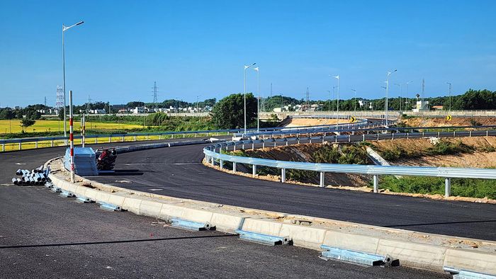 Đai diện nhà thầu thi công là Công ty CP Xây dựng Lực Việt cho biết, trong bối cảnh thi công gặp nhiều khó khăn khi công trình nằm trong vùng địa chất yếu, buộc đơn vị phải xây dựng biện pháp thi công gia tải và chờ lún mất nhiều thời gian. Đồng thời, thời tiết liên tục mưa khiến việc đẩy nhanh tiến độ xây lắp gặp khó. Đặc biệt, nguồn nguyên liệu phục vụ dự án như đất đắp K95, k98 và đá khan hiếm.