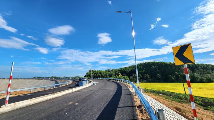 Tại vị trí nhánh ramp C, ramp D và một phần của ramp C1, ramp B cơ bản đã thi công hoàn thành công tác thảm bê tông nhựa bản mặt đường. Lắp các cấu kiện, thiết bị đảm bảo ATGT như thiết kế.