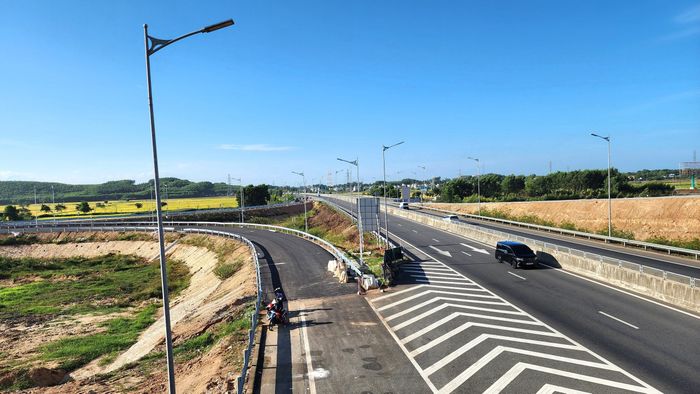 Điểm đấu nối trực tiếp vào cao tốc Đà Nẵng - Quảng Ngãi phục vụ phương tiện từ cảng Dung Quất nhập làn vào cao tốc để di chuyển về phía Nam đã được thi công xong bản mặt đường. Nhà thầu sẵn sàng sơn kẻ vạch đường hướng dẫn giao thông là đủ điều kiện nghiệm thu đưa công trình vào khai thác.