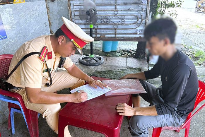 CSGT và người dân hỗ trợ dọn dẹp viên nén gỗ rơi vãi trên đường cũng như làm việc xử lý tài xế vi phạm.