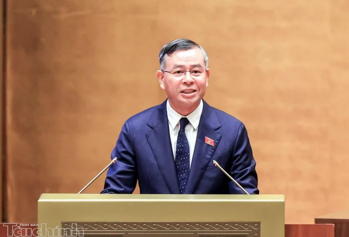 Bộ trưởng Bộ Tài chính Ngô Văn Tuấn trình bày tại phiên họp. Ảnh: Đức Thanh