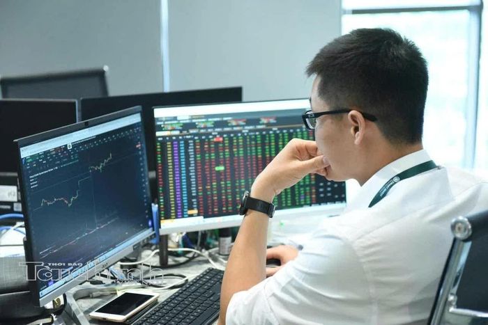 Dù lấy lại sắc xanh sau phiên giảm điểm trước đó, VN-Index vẫn chủ yếu vận động trong biên độ hẹp. Ảnh: Đức Thanh