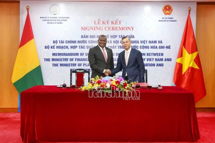 Bộ trưởng Ngô Văn Tuấn và Bộ trưởng Ismaël NaBé tại lễ ký bản ghi nhớ hợp tác giữa Bộ Tài chính nước Cộng hòa Xã hội chủ nghĩa Việt Nam và Bộ Kế hoạch, Hợp tác quốc tế và Phát triển nước Cộng hòa Ghi-nê. Ảnh: Đức Minh
