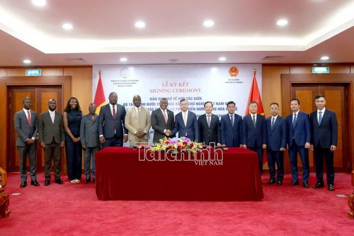 Bộ trưởng Ngô Văn Tuấn và Bộ trưởng Ismaël NaBé cùng thành viên hai Bộ chụp ảnh lưu niệm. Ảnh: Đức Minh