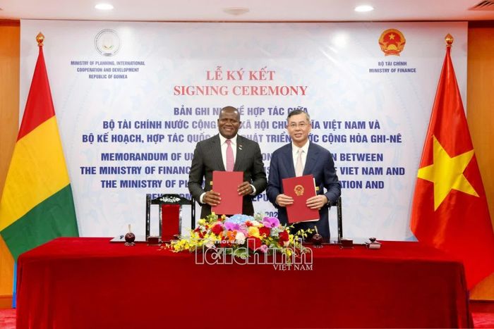 Bộ trưởng Ngô Văn Tuấn và Bộ trưởng Ismaël NaBé đã ký và trao Biên bản ghi nhớ hợp tác giữa hai Bộ. Ảnh: Đức Minh