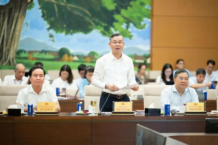 Bộ trưởng Bộ Tài chính Ngô Văn Tuấn trình bày tại phiên họp. Ảnh: Quochoi.vn