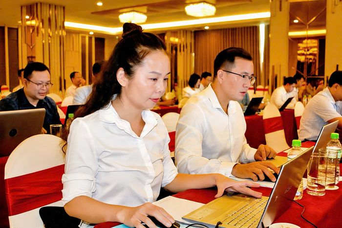 Các đại biểu tham dự chương trình tập trung nghiên cứu tài liệu