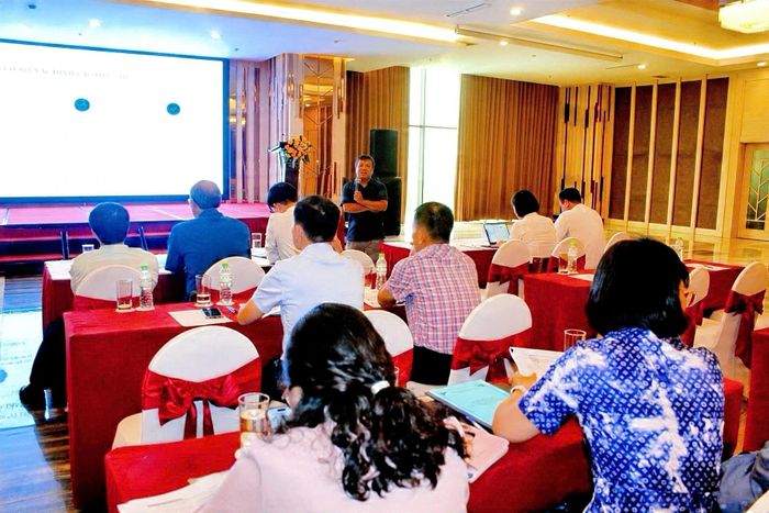 Giảng viên truyền đạt nội dung chuyên đề “Quy định về chuẩn nghèo đa chiều và xác định tỷ lệ nghèo đa chiều” cho các đại biểu