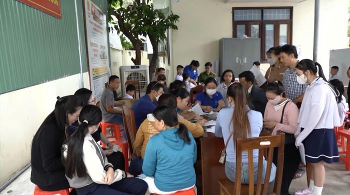 Đoàn viên, thanh niên hỗ trợ phụ huynh cài đặt và sử dụng ứng dụng định danh điện tử VNeID.