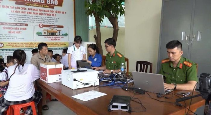 Cán bộ Công an phường Quy Nhơn tận tình hướng dẫn người dân thực hiện thủ tục cấp căn cước.