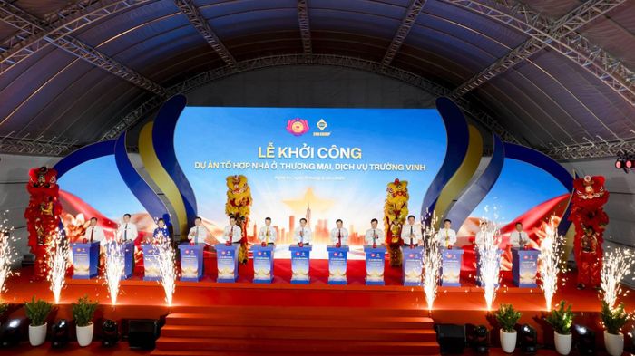Các đại biểu thực hiện nghi thức khởi công dự án.