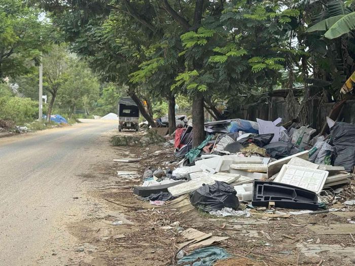 Theo thống kê, mỗi ngày TP Đà Nẵng phát sinh khoảng 1.600-1.700 tấn rác thải sinh hoạt. Thời gian qua, rác tồn đọng tại một số khu vực do công tác thu gom bị hạn chế. UBND thành phố đã yêu cầu các xã, phường hoàn thành quy hoạch các điểm tập kết rác văn minh trong tháng 8 đồng thời xóa bỏ dứt điểm các bãi rác tự phát trên vỉa hè, đất trống ngay trong tháng.