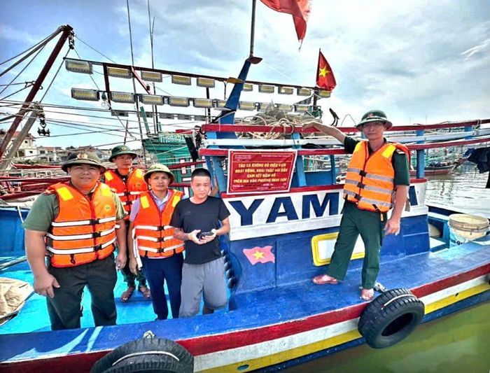 Công an phường Nghi Sơn, Thanh Hóa tuyên truyền vận động tàu cá không xuất bến khi không đủ điều kiện khai thác. (Ảnh Công an Thanh Hóa)