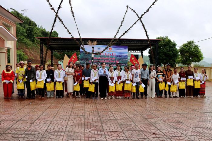 Nhiều phần quà thiết thực trao tới bà con đồng bào dân tộc Chứt