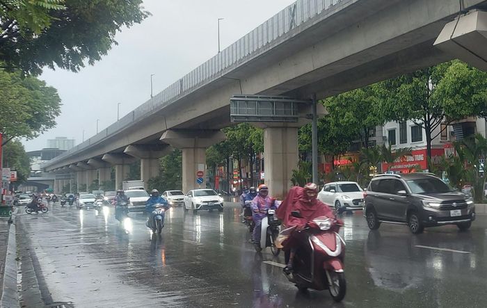 Khu vực Hà Nội ngày có mưa rào và rải rác có dông, cục bộ có nơi mưa to, đêm có mưa rào và dông rải rác. Ảnh minh họa