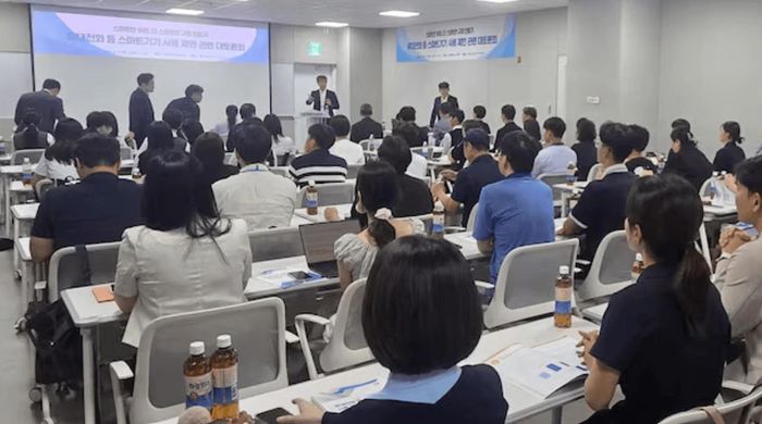 Cuộc tranh luận công khai về việc hạn chế sử dụng điện thoại di động và các thiết bị thông minh khác diễn ra tại Văn phòng Giáo dục Thủ đô Seoul ở quận Yongsan, Seoul, vào ngày 13/8. Ảnh: Kang Jeong-a/Chosun Biz