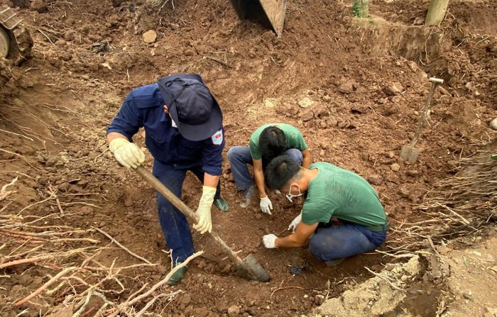 Việc tìm thấy các hài cốt liệt sĩ kèm nhiều di vật đã thắp lên niềm hy vọng sẽ sớm tìm lại tên cho các Anh hùng liệt sĩ. Ảnh: Trung Thắng