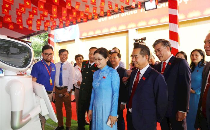 TP. Đồng Nai định hướng ưu tiên các lĩnh vực công nghệ cao, bán dẫn, trí tuệ nhân tạo (AI). Trong ảnh là lãnh đạo thành phố tham quan triển lãm ứng dụng công nghệ số, trợ lý ảo AI. Ảnh: Văn Dũng