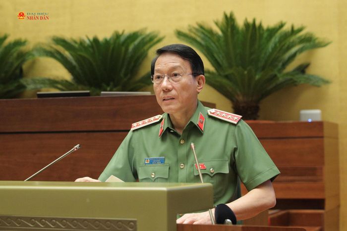Bộ trưởng Bộ Công an, Đại tướng Lương Tam Quang trình bày tóm tắt Tờ trình dự án Bộ luật Hình sự (sửa đổi). Ảnh: Hồ Long