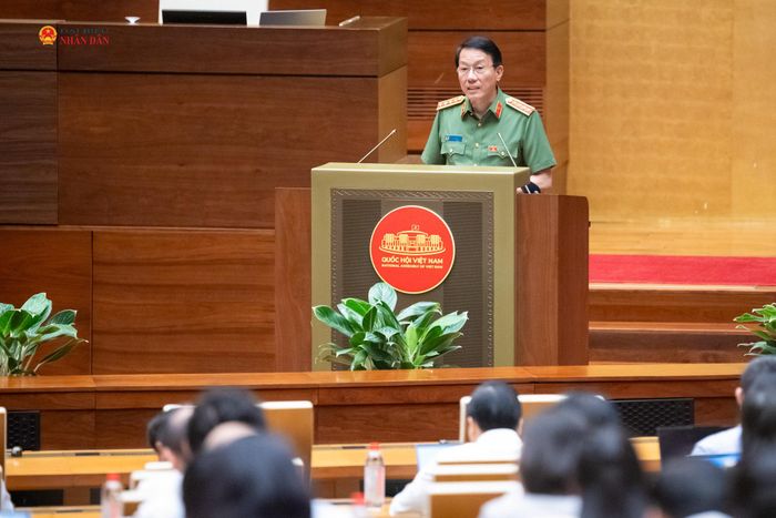 Bộ trưởng Bộ Công an, Đại tướng Lương Tam Quang trình bày tóm tắt Tờ trình dự án Bộ luật Hình sự (sửa đổi). Ảnh: Phạm Thắng