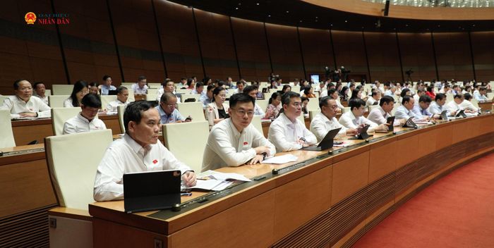 Các ĐBQH tham dự phiên thảo luận. Ảnh: Khánh Duy