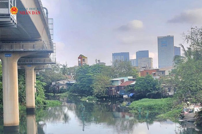 TP. Hồ Chí Minh đặt mục tiêu công nghiệp xử lý nước thải đáp ứng 70-80% nhu cầu trong nước. Trong ảnh, khu vực rạch Văn Thánh, đoạn tiếp giáp đường Nguyễn Hữu Cảnh. Ảnh: Quang Phương