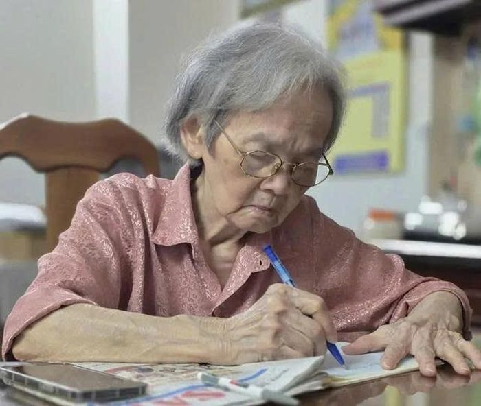 Bà Lê Nguyễn Hồng Minh ký đơn ngày 12/6/2026. Ảnh: Trọng Phúc