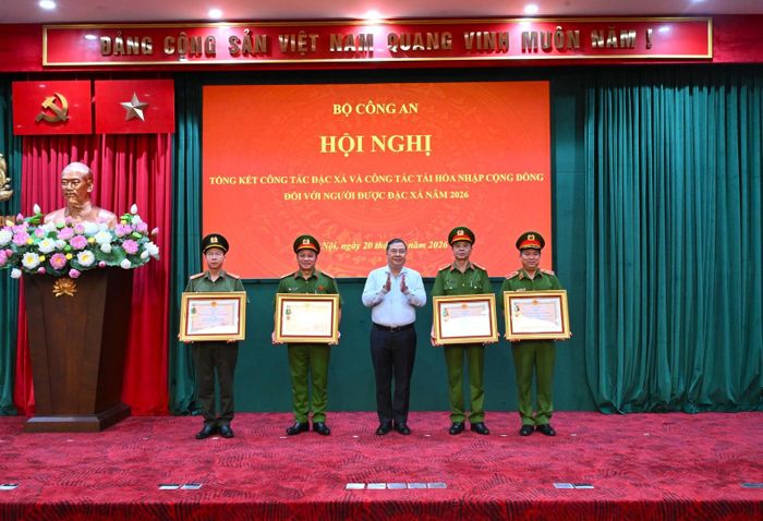 Phó Thủ tướng Thường trực Chính phủ Phạm Gia Túc trao Huân chương Bảo vệ Tổ quốc hạng Nhất, Nhì, Ba tặng 1 tập thể và 3 cá nhân có thành tích xuất sắc trong CTĐX năm 2026.