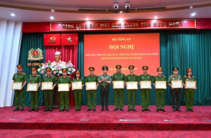 Thứ trưởng Lê Văn Tuyến trao Bằng khen của Bộ Công an tặng các tập thể, cá nhân có thành tích xuất sắc trong CTĐX năm 2026.