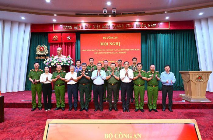 Phó Thủ tướng Thường trực Chính phủ Phạm Gia Túc; Thứ trưởng Lê Văn Tuyến cùng các đại biểu dự Hội nghị.