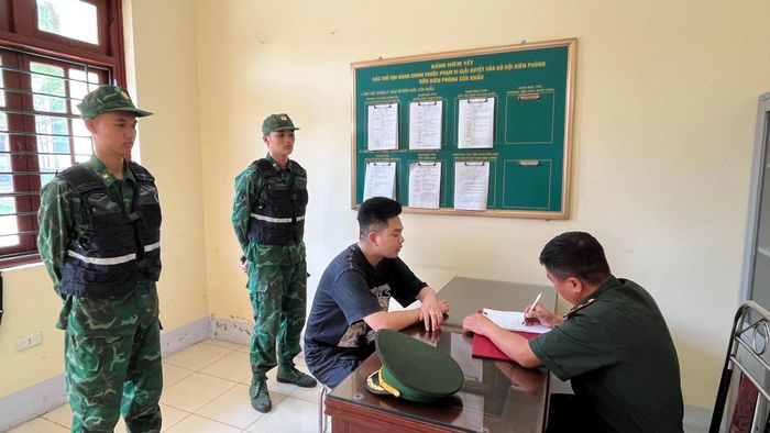 Các đối tượng làm việc tại Đồn Biên phòng. Ảnh: Trung Dũng