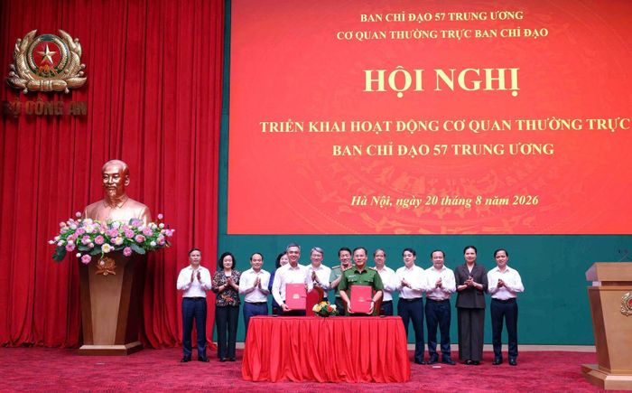 Bộ trưởng Lương Tam Quang và các đại biểu chứng kiến nghi thức ký biên bản bàn giao Cơ quan Thường trực Ban Chỉ đạo 57 Trung ương từ Văn phòng Trung ương Đảng về Bộ Công an