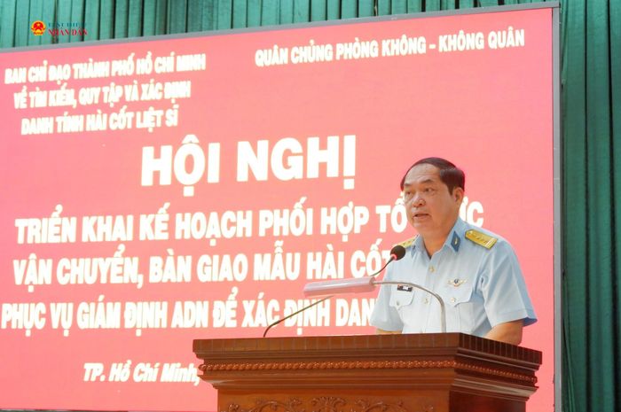 Chính ủy Sư đoàn 370, Đại tá Lê Văn Hợi thông tin về việc triển khai các nhiệm vụ. Ảnh: Hoa Lê