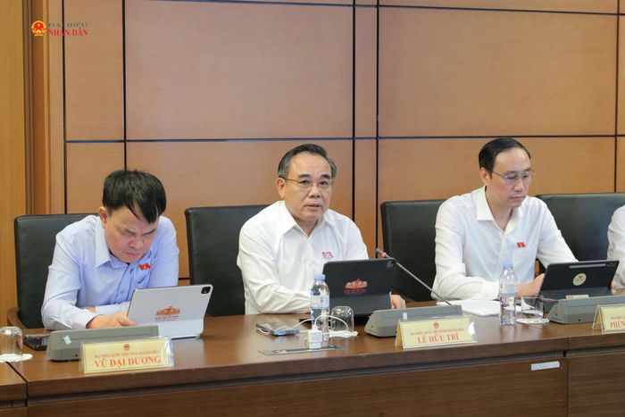 Các ĐBQH tham dự phiên thảo luận tại Tổ 4