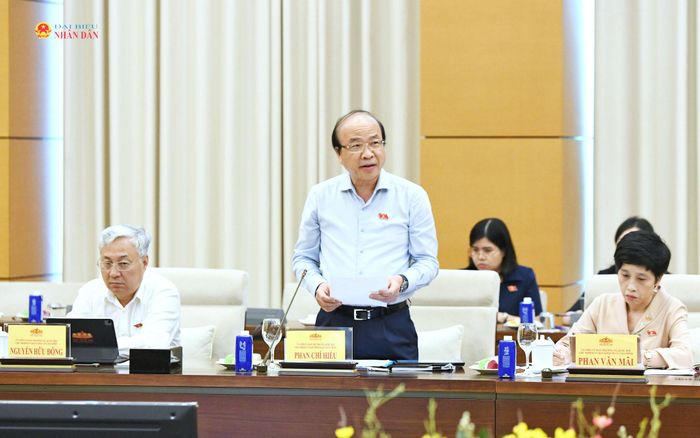 Chủ nhiệm Ủy ban Pháp luật và Tư pháp Phan Chí Hiếu phát biểu tại phiên họp