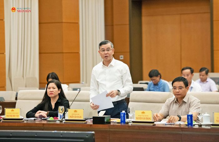 Bộ trưởng Bộ Tài chính Ngô Văn Tuấn trình bày Tờ trình về dự án Nghị quyết của Quốc hội về giảm thuế thu nhập cá nhân, thuế thu nhập doanh nghiệp đối với cá nhân và doanh nghiệp