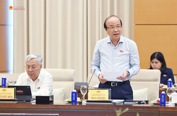 Chủ nhiệm Ủy ban Pháp luật và Tư pháp Phan Chí Hiếu trình bày báo cáo ý kiến thẩm tra