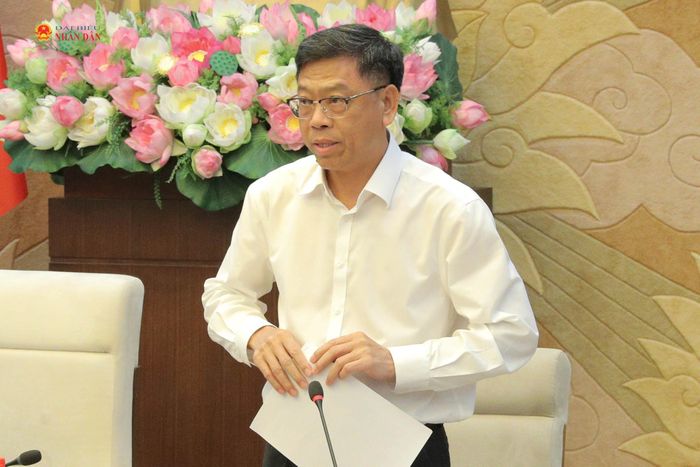 Thứ trưởng Bộ Xây dựng Nguyễn Xuân Sang trình bày tóm tắt dự án Bộ luật. Ảnh: Hồ Long