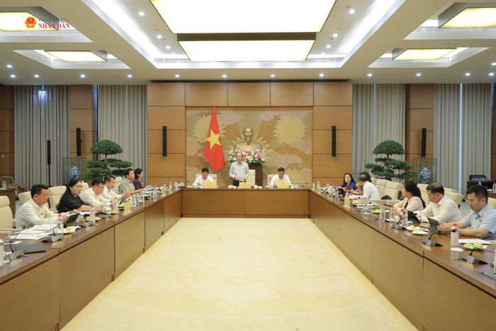 Toàn cảnh phiên họp. Ảnh: Hồ Long