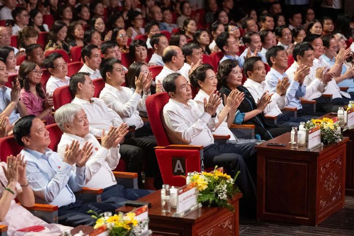 Chủ tịch Quốc hội Trần Thanh Mẫn và Phu nhân cùng các đại biểu tham dự chương trình. Ảnh: Phạm Thắng