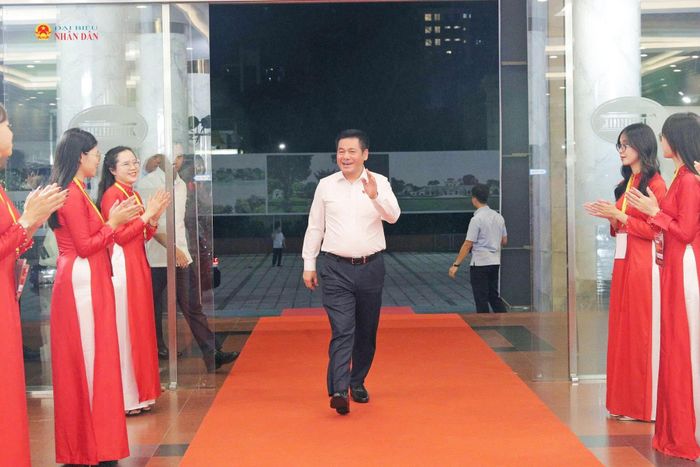 Phó Chủ tịch Quốc hội Nguyễn Hồng Diên đến dự chương trình. Ảnh: Hồ Long