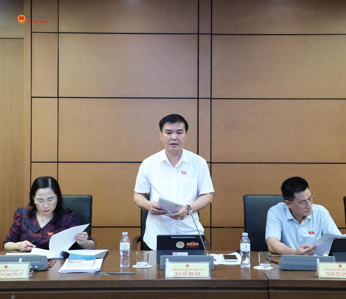 ĐBQH Hà Sỹ Huân (Thái Nguyên) phát biểu thảo luận tại tổ
