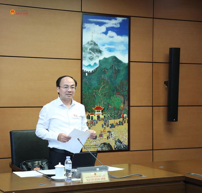 Trưởng Đoàn ĐBQH tỉnh Thái Nguyên Nguyễn Đăng Bình chủ trì phiên thảo luận tại Tổ 6