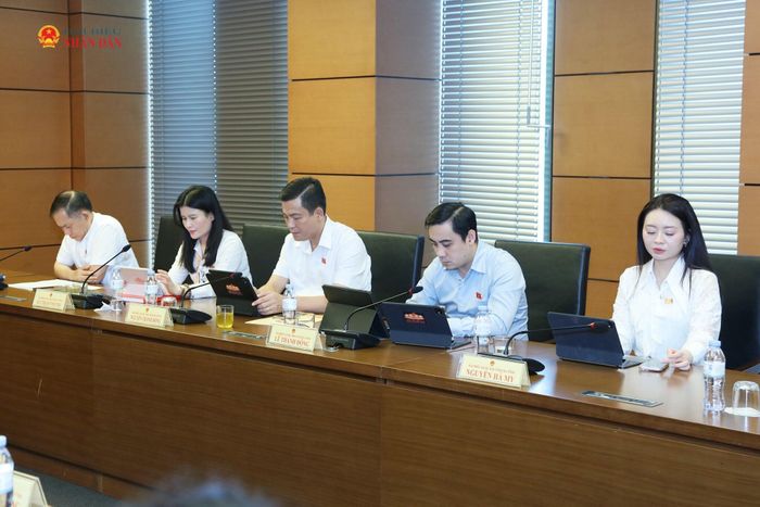 Các đại biểu tham dự buổi thảo luận tại Tổ 9
